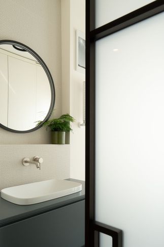 Bagno di Servizio in stile contemporaneo di 5 di Gambino Flamini | architetti
