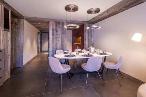 Soggiorno in stile moderno di 35 di Design Alpino