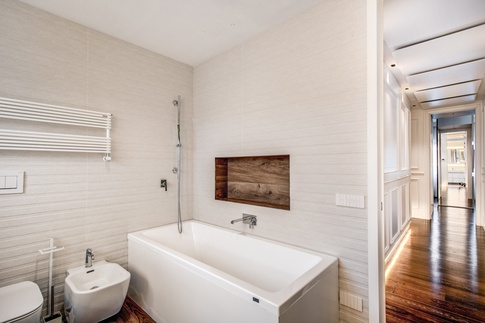 Bagno in stile contemporaneo di 7 di MOB Architects