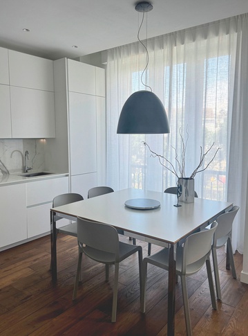 Soggiorno in stile americano di 35 di Elena Russo Interiors