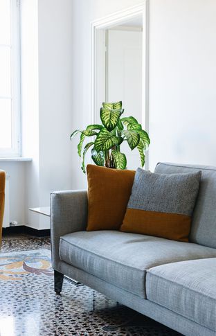 Soggiorno in stile classico di 28 di Valentina Solera Architetto