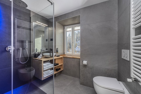 Bagno in stile naturale di 8 di Arredamenti Andalo