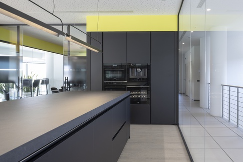 Open Space in stile contemporaneo di 40 di COBE architetti