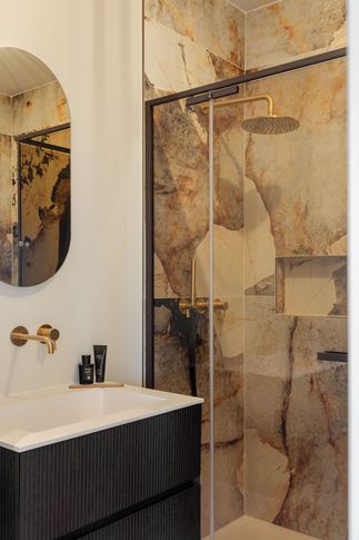 Bagno in stile minimal di 4 di Sofia Carta Studio Bagno in stile minimal di 4 di Sofia Carta Studio