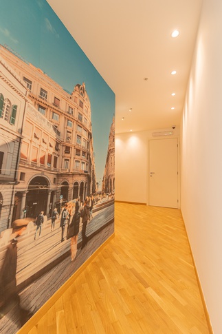 Corridoio in stile urban di 16 di Valentina Solera Architetto