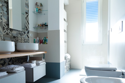 Bagno in stile contemporaneo di 9 di Valentina Solera Architetto Bagno in stile contemporaneo di 9 di Valentina Solera Architetto