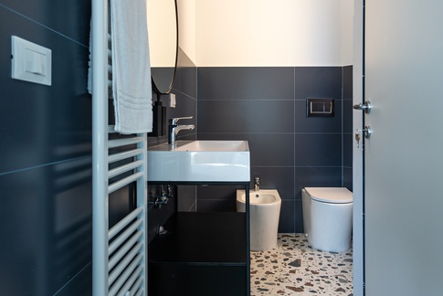 Bagno in stile contemporaneo di 5 di Storie Design Studio Bagno in stile contemporaneo di 5 di Storie Design Studio