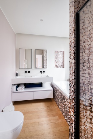 Bagno in stile moderno di 5 di Bossi Vigorito Building Interior