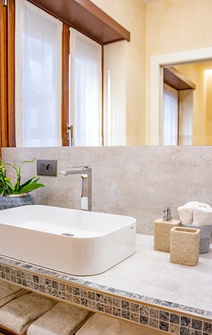 Bagno in stile moderno di 6 di Domus Dreams