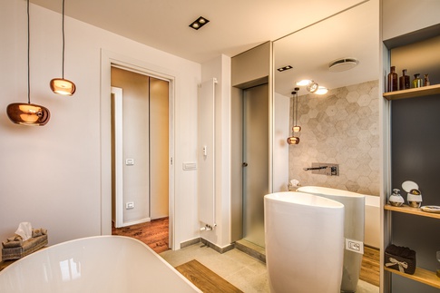 Bagno in stile contemporaneo di 8 di MOB Architects Bagno in stile contemporaneo di 8 di MOB Architects