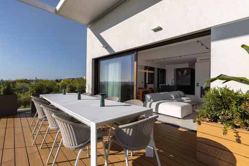 Terrazza in stile moderno di 50 di Alessandro Magno Studio Terrazza in stile moderno di 50 di Alessandro Magno Studio
