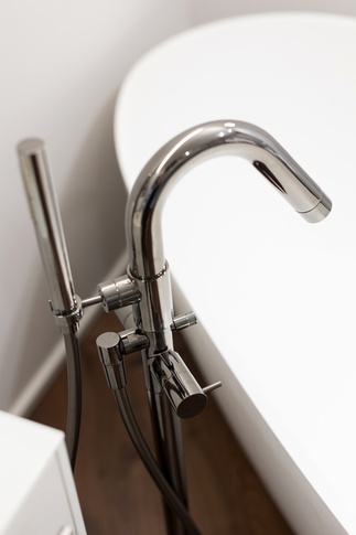 Bagno in stile contemporaneo di 12 di Andrea Benedetti Architetto
