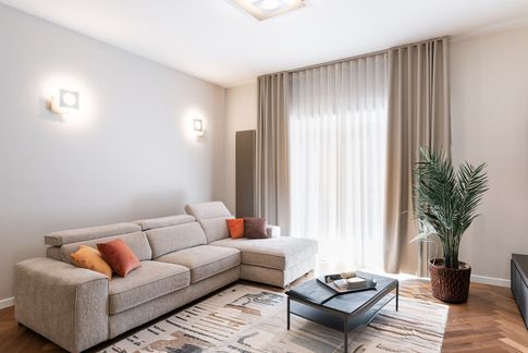 Soggiorno in stile contemporaneo di 55 di Caprioli Architetti Soggiorno in stile contemporaneo di 55 di Caprioli Architetti