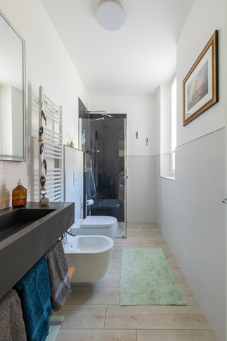 Bagno di Servizio in stile contemporaneo di 5 di Mobili Vivarelli S.R.L.