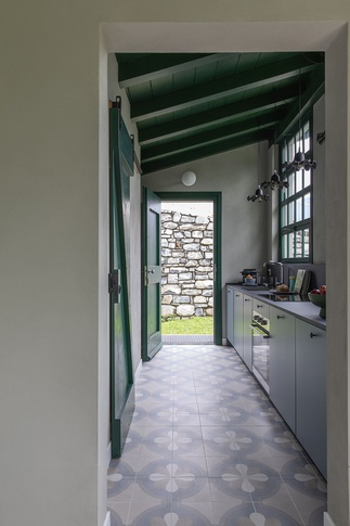 Cucina in stile contemporaneo di 7 di Chantal Forzatti architetto