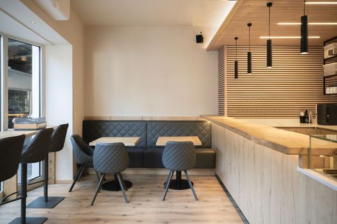 Angolo Bar in stile contemporaneo di 40 di ANDREATTA Angolo Bar in stile contemporaneo di 40 di ANDREATTA