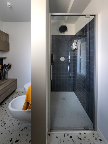 Bagno in stile contemporaneo di 5 di Studio MAC