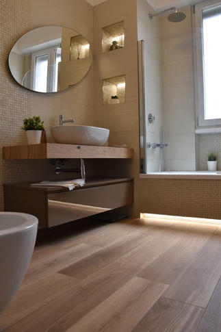 Bagno in stile contemporaneo di 5 di A+A Architects