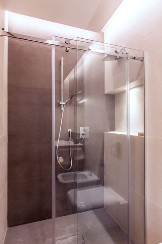 Bagno in stile industriale di 15 di Pucciarelli Architetti