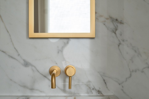 Bagno in stile moderno di 5 di Bossi Vigorito Building Interior