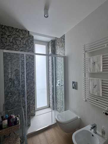 Bagno in stile contemporaneo di 5 di Elena Russo Interiors Bagno in stile contemporaneo di 5 di Elena Russo Interiors