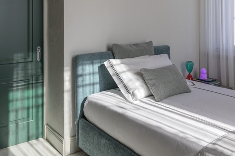 Open Space in stile moderno di 140 di CarnetCasa Open Space in stile moderno di 140 di CarnetCasa