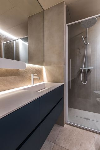 Bagno in stile contemporaneo di 4 di Alessandro Magno Studio