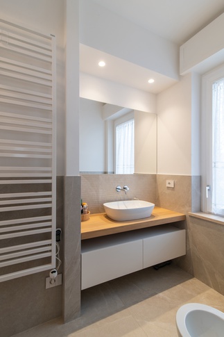 Bagno in stile moderno di 4 di doppiozero interior