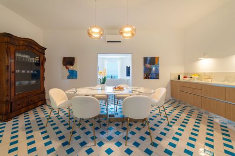 Sala da Pranzo in stile mediterraneo di 25 di Coluccio architetti