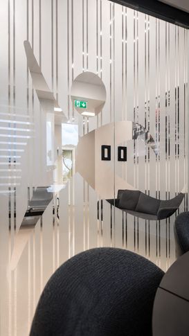 Open Space in stile moderno di 450 di Studio di Architettura Luigi Pezzella