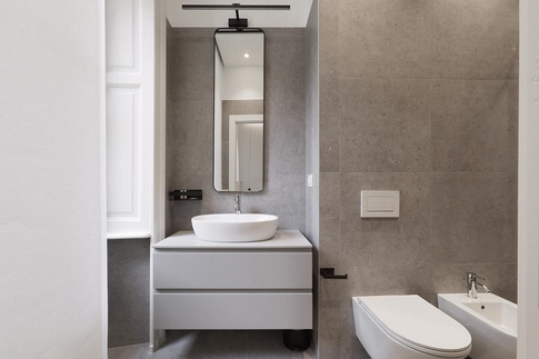 Bagno di Servizio in stile contemporaneo di 8 di Desearq studio - architettura e interior design