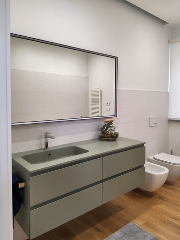 Bagno in stile contemporaneo di 9 di Studio MAC