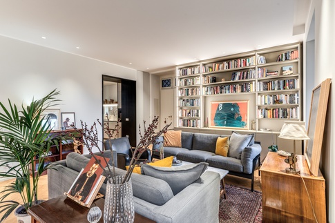 Soggiorno in stile contemporaneo di 30 di MOB Architects