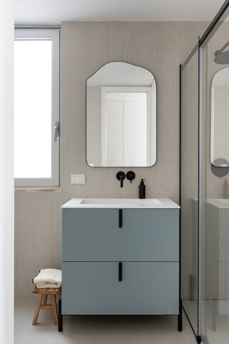 Bagno in stile contemporaneo di 10 di HV8 Architettura
