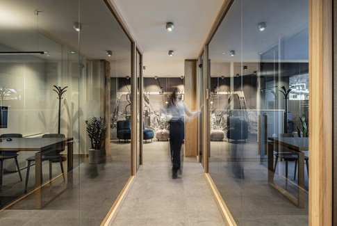 Open Space in stile moderno di 200 di Arredamenti Andalo