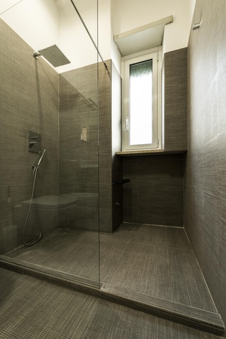 Bagno in stile contemporaneo di 6 di Zelda de Ruvo Architetto