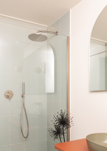 Bagno in stile contemporaneo di 5 di Hop!Arch