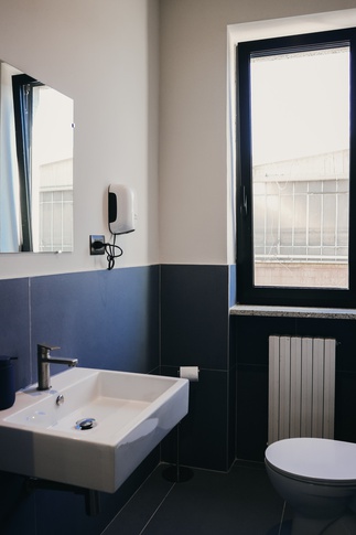 Bagno in stile moderno di 10 di Studio LABventinove