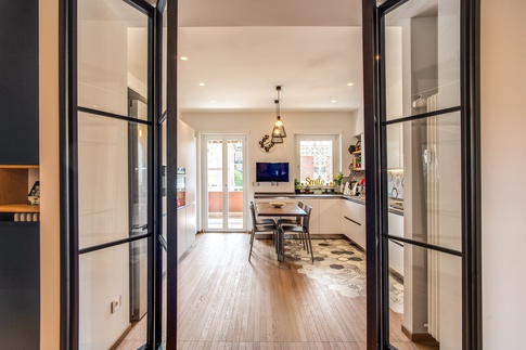 Cucina in stile contemporaneo di 15 di MOB Architects