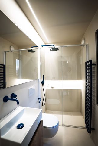 Bagno in stile moderno di 3 di STUDIO AEDES STP SRL