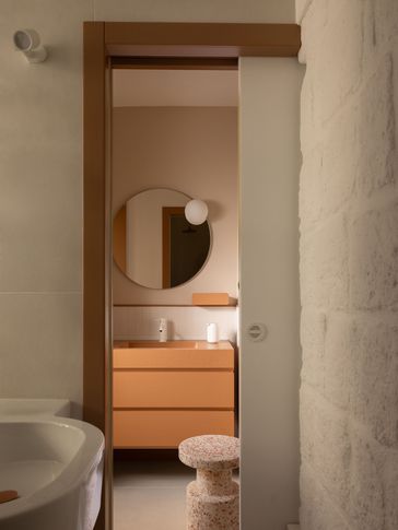 Bagno in stile contemporaneo di 6 di paolasolaarchitetto