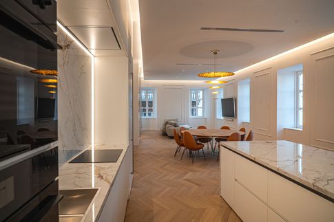 Open Space in stile contemporaneo di 100 di Formale. Open Space in stile contemporaneo di 100 di Formale.