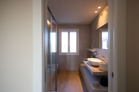 Bagno in stile moderno di 7 di Enzo Razzano Architettura