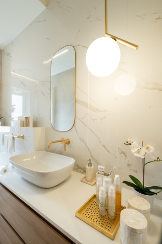 Bagno in stile moderno di 4 di Bossi Vigorito Building Interior