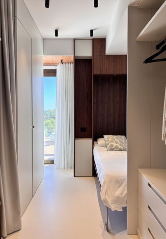 Cabina Armadio in stile moderno di 9 di Alessandro Magno Studio