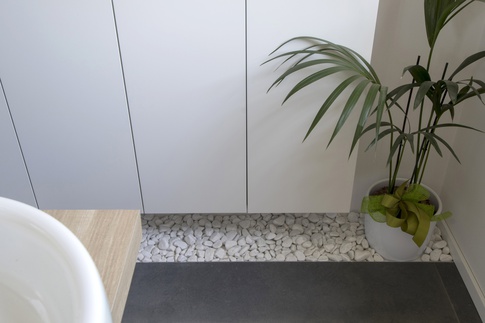 Bagno in stile contemporaneo di 6 di kkarchitecture Bagno in stile contemporaneo di 6 di kkarchitecture