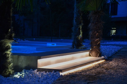 Piscina in stile moderno di 300 di Enzo Razzano Architettura
