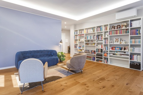 Soggiorno in stile contemporaneo di 32 di Valentina Varricchio Architetto