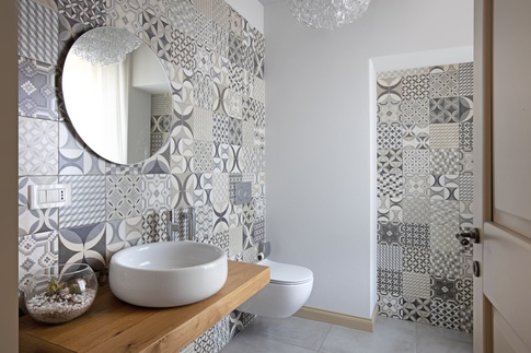 Bagno in stile moderno di 5 di Carola Ribotta architetto Bagno in stile moderno di 5 di Carola Ribotta architetto