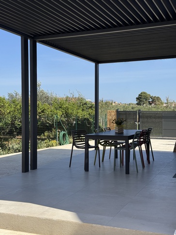 Terrazza in stile contemporaneo di 25 di Giuseppe Palermo architetto (Soqquadro architetti) Terrazza in stile contemporaneo di 25 di Giuseppe Palermo architetto (Soqquadro architetti)
